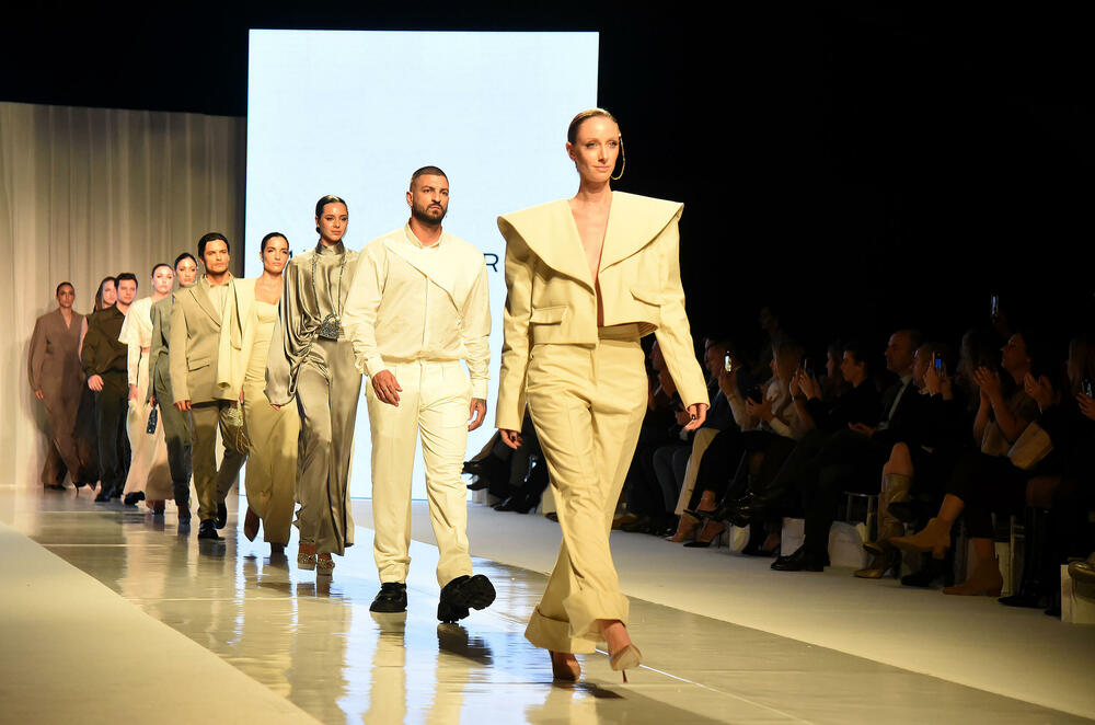 <p>Crnogorska dizajnerka je dan prije revije dobila još jedno priznanje, Oscar della Moda - Zlatnu statuu, koja se u Italiji dodjeljuje za dizajnere visoke mode</p>