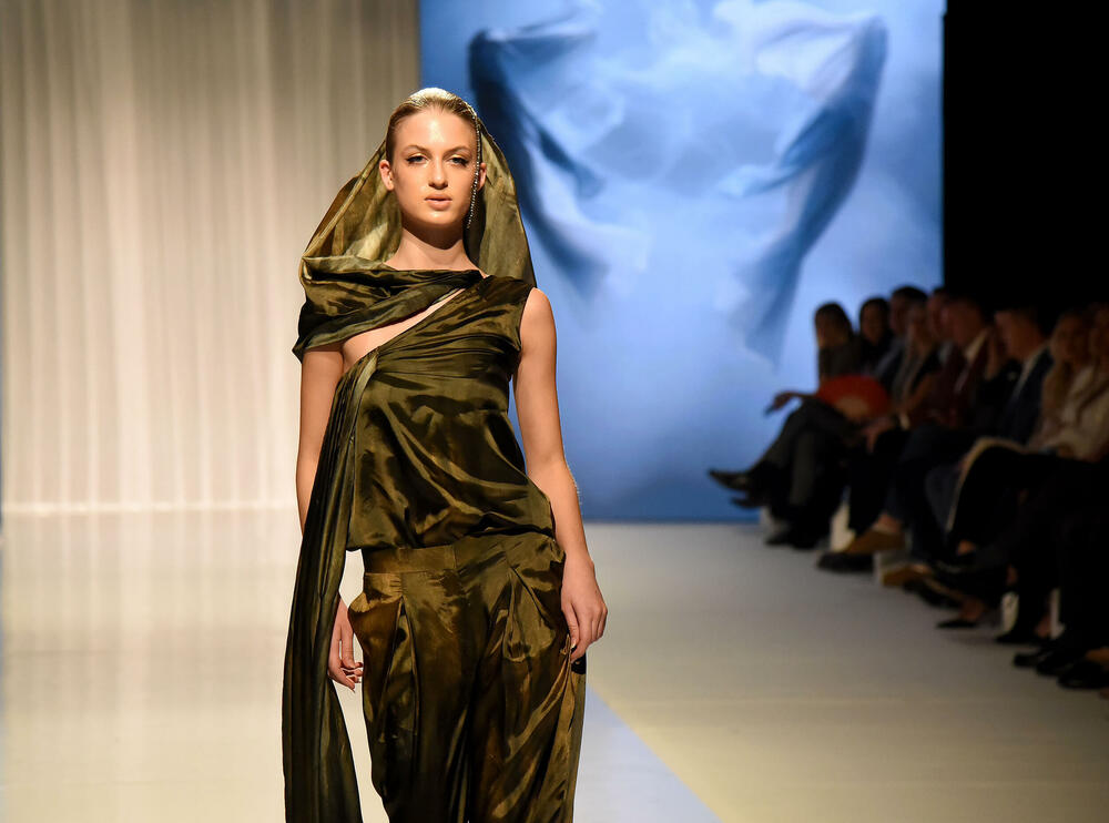 <p>Crnogorska dizajnerka je dan prije revije dobila još jedno priznanje, Oscar della Moda - Zlatnu statuu, koja se u Italiji dodjeljuje za dizajnere visoke mode</p>