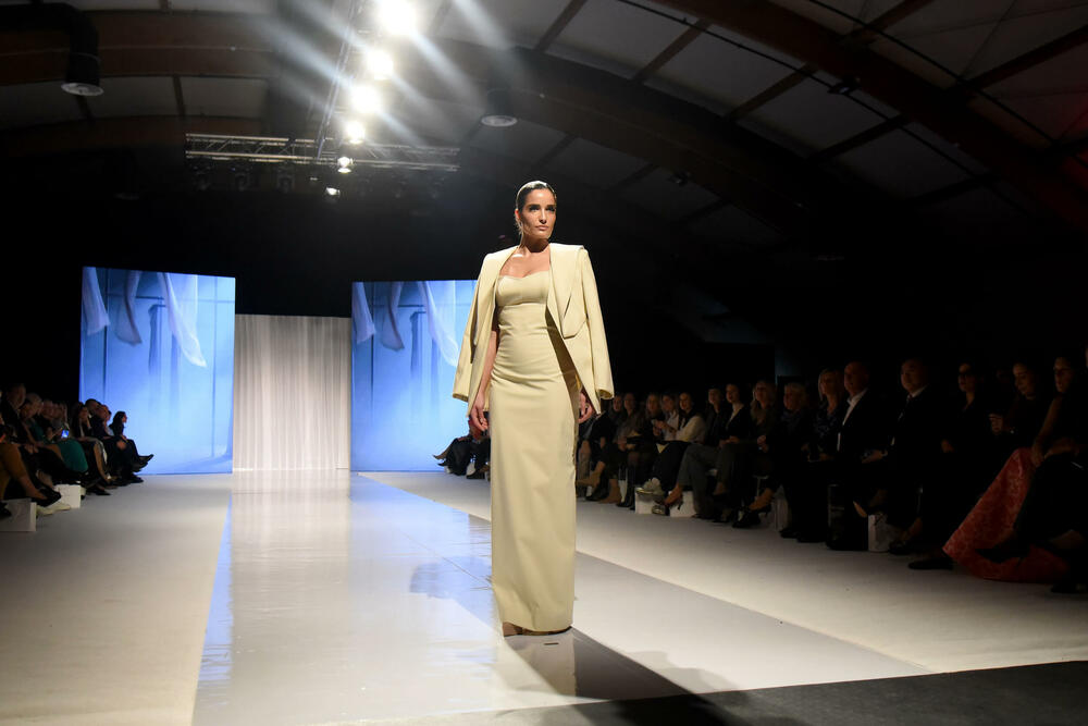 <p>Crnogorska dizajnerka je dan prije revije dobila još jedno priznanje, Oscar della Moda - Zlatnu statuu, koja se u Italiji dodjeljuje za dizajnere visoke mode</p>