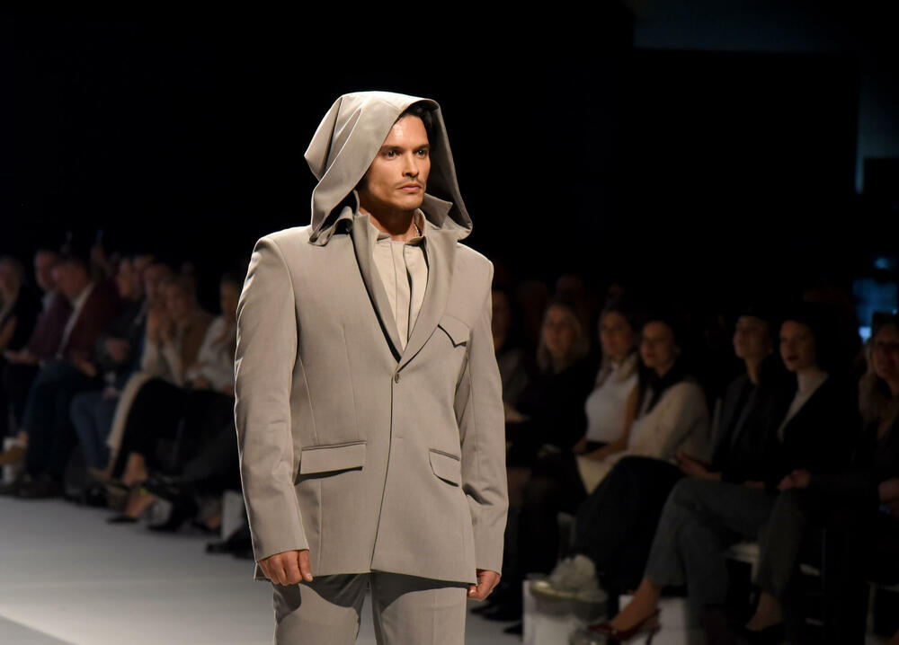 <p>Crnogorska dizajnerka je dan prije revije dobila još jedno priznanje, Oscar della Moda - Zlatnu statuu, koja se u Italiji dodjeljuje za dizajnere visoke mode</p>