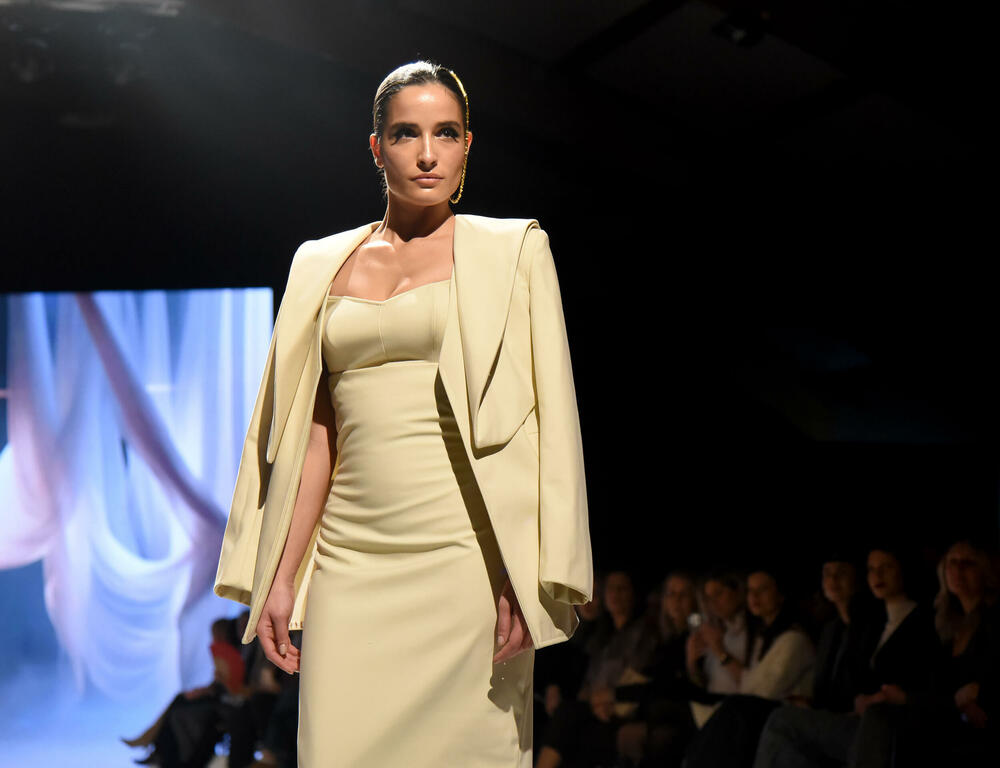 <p>Crnogorska dizajnerka je dan prije revije dobila još jedno priznanje, Oscar della Moda - Zlatnu statuu, koja se u Italiji dodjeljuje za dizajnere visoke mode</p>