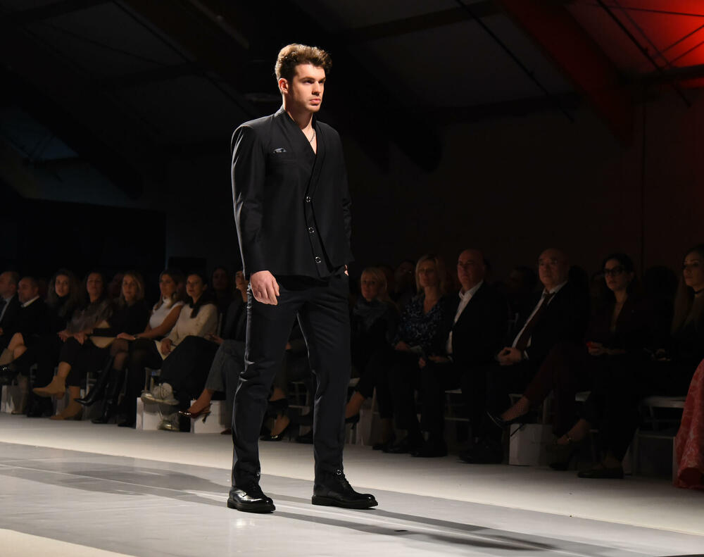 <p>Crnogorska dizajnerka je dan prije revije dobila još jedno priznanje, Oscar della Moda - Zlatnu statuu, koja se u Italiji dodjeljuje za dizajnere visoke mode</p>