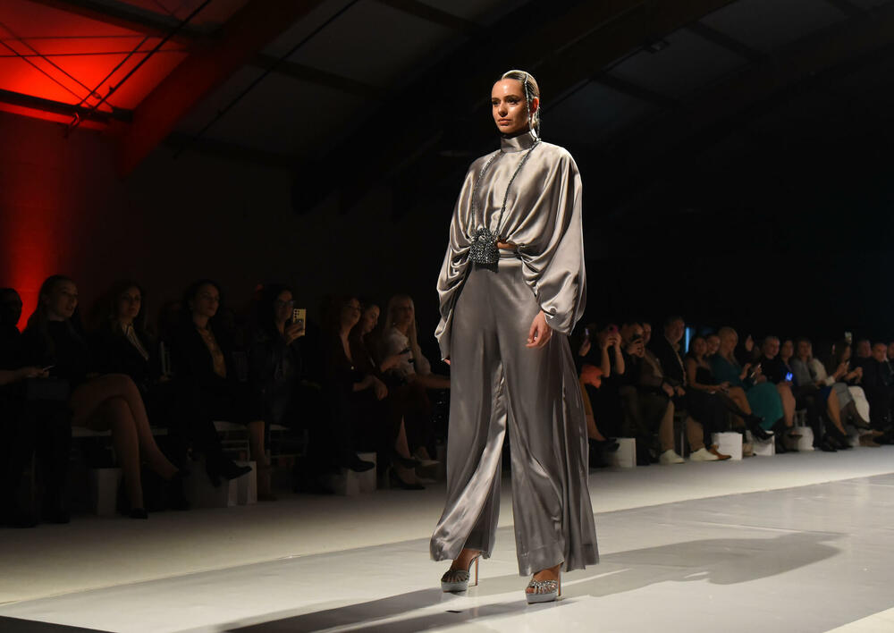 <p>Crnogorska dizajnerka je dan prije revije dobila još jedno priznanje, Oscar della Moda - Zlatnu statuu, koja se u Italiji dodjeljuje za dizajnere visoke mode</p>