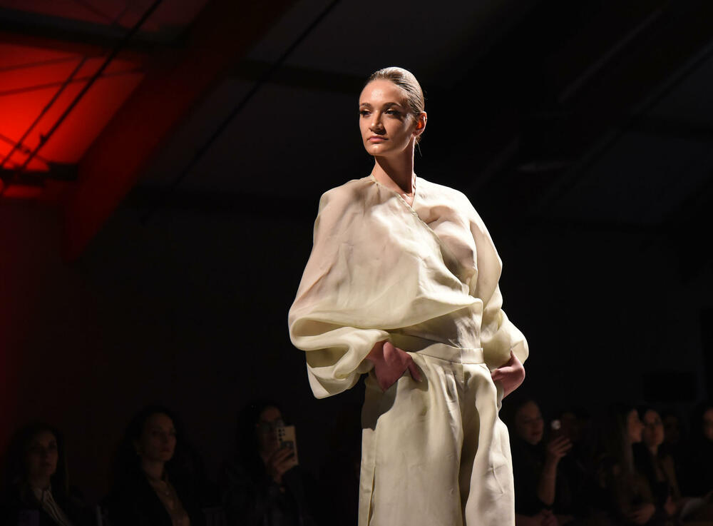 <p>Crnogorska dizajnerka je dan prije revije dobila još jedno priznanje, Oscar della Moda - Zlatnu statuu, koja se u Italiji dodjeljuje za dizajnere visoke mode</p>