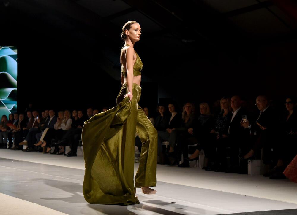 <p>Crnogorska dizajnerka je dan prije revije dobila još jedno priznanje, Oscar della Moda - Zlatnu statuu, koja se u Italiji dodjeljuje za dizajnere visoke mode</p>