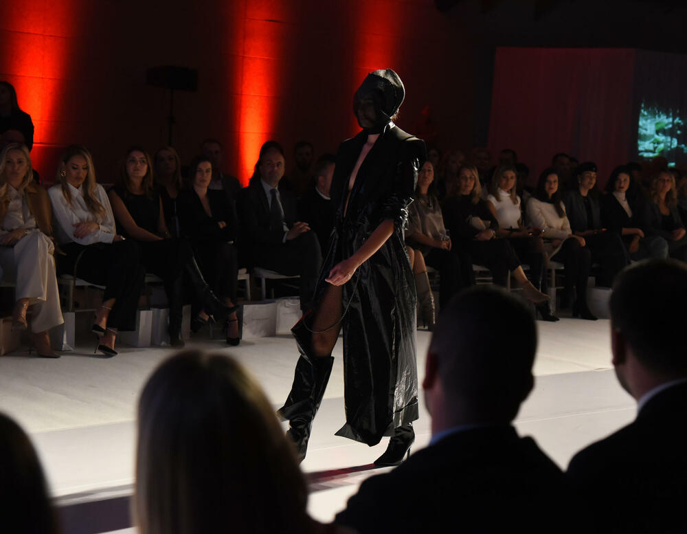 <p>Crnogorska dizajnerka je dan prije revije dobila još jedno priznanje, Oscar della Moda - Zlatnu statuu, koja se u Italiji dodjeljuje za dizajnere visoke mode</p>