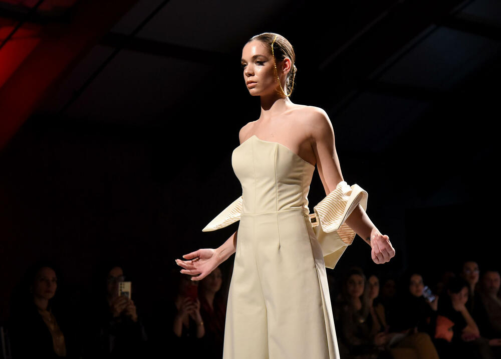 <p>Crnogorska dizajnerka je dan prije revije dobila još jedno priznanje, Oscar della Moda - Zlatnu statuu, koja se u Italiji dodjeljuje za dizajnere visoke mode</p>