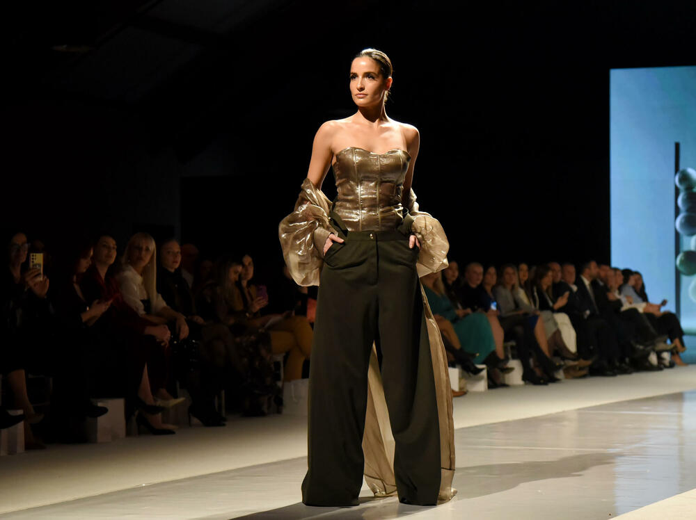 <p>Crnogorska dizajnerka je dan prije revije dobila još jedno priznanje, Oscar della Moda - Zlatnu statuu, koja se u Italiji dodjeljuje za dizajnere visoke mode</p>