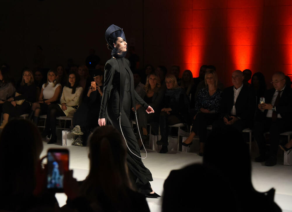 <p>Crnogorska dizajnerka je dan prije revije dobila još jedno priznanje, Oscar della Moda - Zlatnu statuu, koja se u Italiji dodjeljuje za dizajnere visoke mode</p>