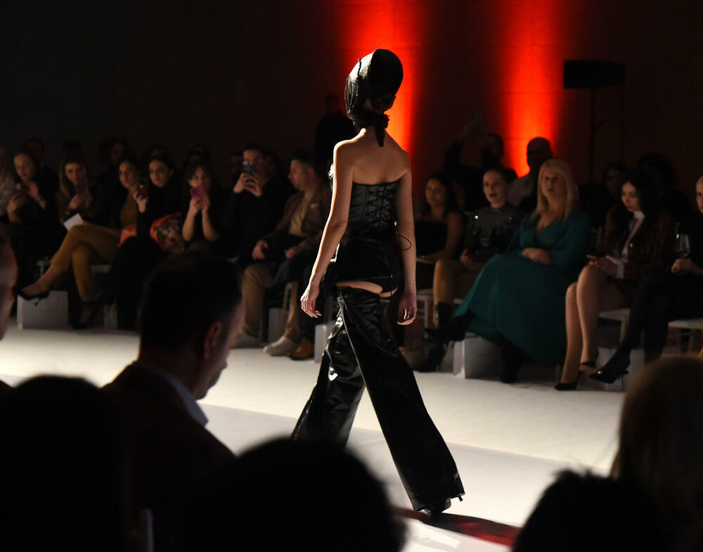 <p>Crnogorska dizajnerka je dan prije revije dobila još jedno priznanje, Oscar della Moda - Zlatnu statuu, koja se u Italiji dodjeljuje za dizajnere visoke mode</p>