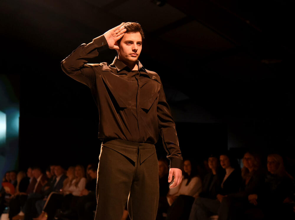 <p>Crnogorska dizajnerka je dan prije revije dobila još jedno priznanje, Oscar della Moda - Zlatnu statuu, koja se u Italiji dodjeljuje za dizajnere visoke mode</p>