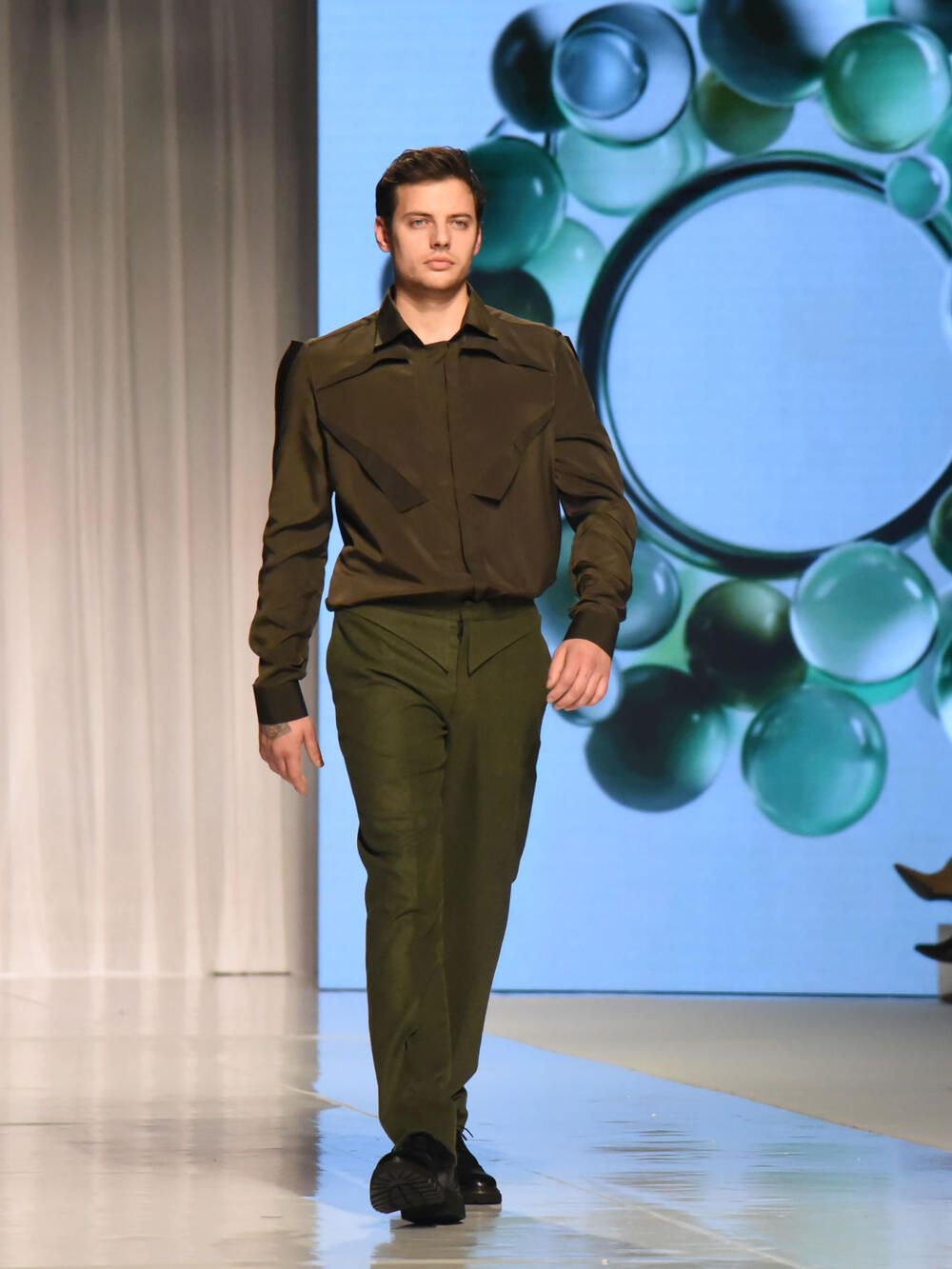 <p>Crnogorska dizajnerka je dan prije revije dobila još jedno priznanje, Oscar della Moda - Zlatnu statuu, koja se u Italiji dodjeljuje za dizajnere visoke mode</p>