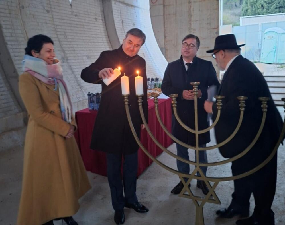 V prihodnji sinagogi v Podgorici simbolično obeležili Hanuko