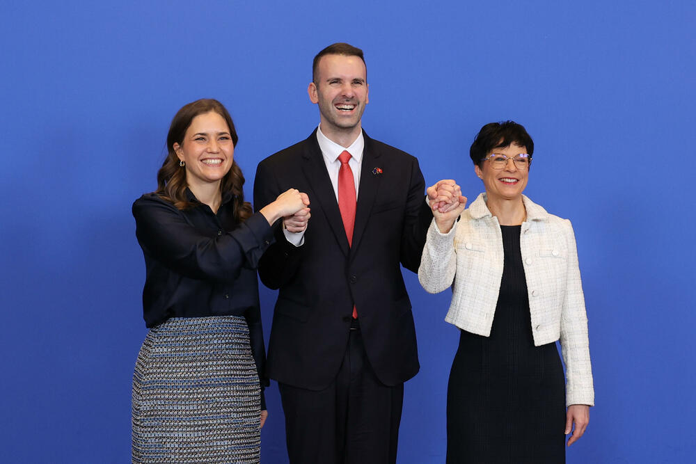 <p>Evropska komesarka za proširenje je, nakon Međuvladine konferencije između Crne Gore i EU, na kojoj je Crna Gora zatvorila još pet pregovaračkih poglavlja, kazala da Crna Gora jeste predvodnik u procesu EU integracija i kandidat sa najboljim rezultatima, što je dokazala i danas &ndash; sa ukupno 12 zatvorenih poglavlja</p>  <p>Premijer Milojko Spajić je kazao da je Crna Gora danas zatvorila više od trećine poglavlja, što je veliki uspjeh</p>