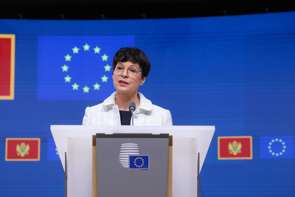 <p>Evropska komesarka za proširenje je, nakon Međuvladine konferencije između Crne Gore i EU, na kojoj je Crna Gora zatvorila još pet pregovaračkih poglavlja, kazala da Crna Gora jeste predvodnik u procesu EU integracija i kandidat sa najboljim rezultatima, što je dokazala i danas &ndash; sa ukupno 12 zatvorenih poglavlja</p>  <p>Premijer Milojko Spajić je kazao da je Crna Gora danas zatvorila više od trećine poglavlja, što je veliki uspjeh</p>