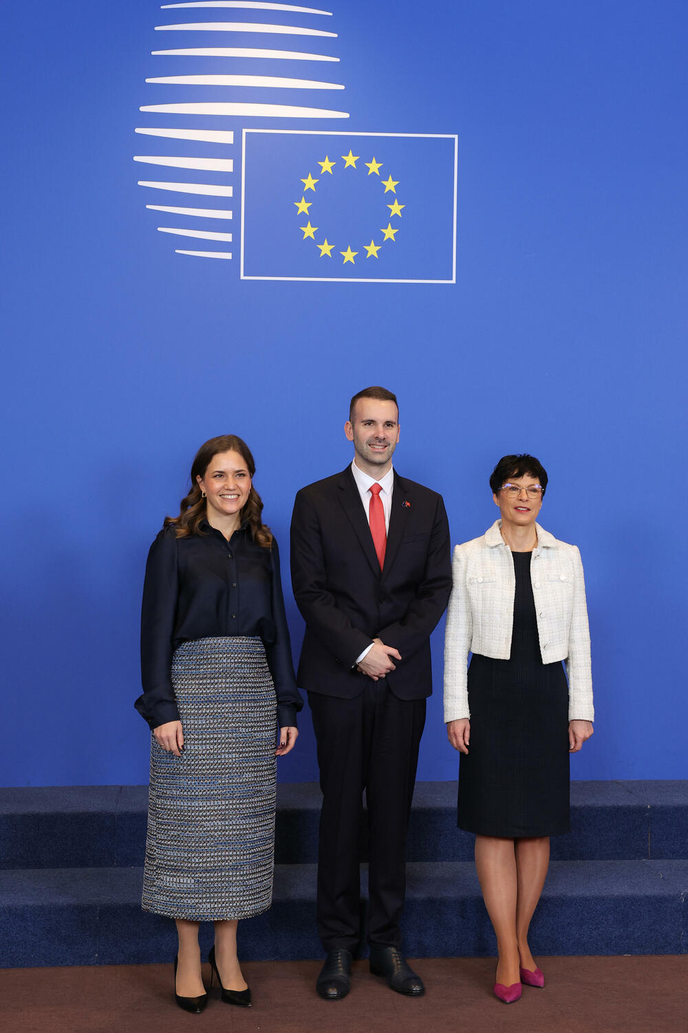 <p>Evropska komesarka za proširenje je, nakon Međuvladine konferencije između Crne Gore i EU, na kojoj je Crna Gora zatvorila još pet pregovaračkih poglavlja, kazala da Crna Gora jeste predvodnik u procesu EU integracija i kandidat sa najboljim rezultatima, što je dokazala i danas &ndash; sa ukupno 12 zatvorenih poglavlja</p>  <p>Premijer Milojko Spajić je kazao da je Crna Gora danas zatvorila više od trećine poglavlja, što je veliki uspjeh</p>