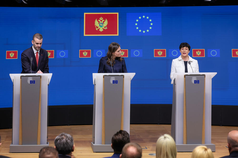 <p>Evropska komesarka za proširenje je, nakon Međuvladine konferencije između Crne Gore i EU, na kojoj je Crna Gora zatvorila još pet pregovaračkih poglavlja, kazala da Crna Gora jeste predvodnik u procesu EU integracija i kandidat sa najboljim rezultatima, što je dokazala i danas &ndash; sa ukupno 12 zatvorenih poglavlja</p>  <p>Premijer Milojko Spajić je kazao da je Crna Gora danas zatvorila više od trećine poglavlja, što je veliki uspjeh</p>