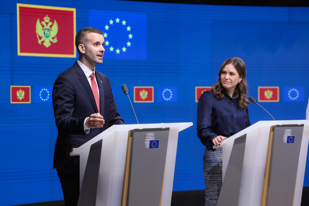 <p>Evropska komesarka za proširenje je, nakon Međuvladine konferencije između Crne Gore i EU, na kojoj je Crna Gora zatvorila još pet pregovaračkih poglavlja, kazala da Crna Gora jeste predvodnik u procesu EU integracija i kandidat sa najboljim rezultatima, što je dokazala i danas &ndash; sa ukupno 12 zatvorenih poglavlja</p>  <p>Premijer Milojko Spajić je kazao da je Crna Gora danas zatvorila više od trećine poglavlja, što je veliki uspjeh</p>