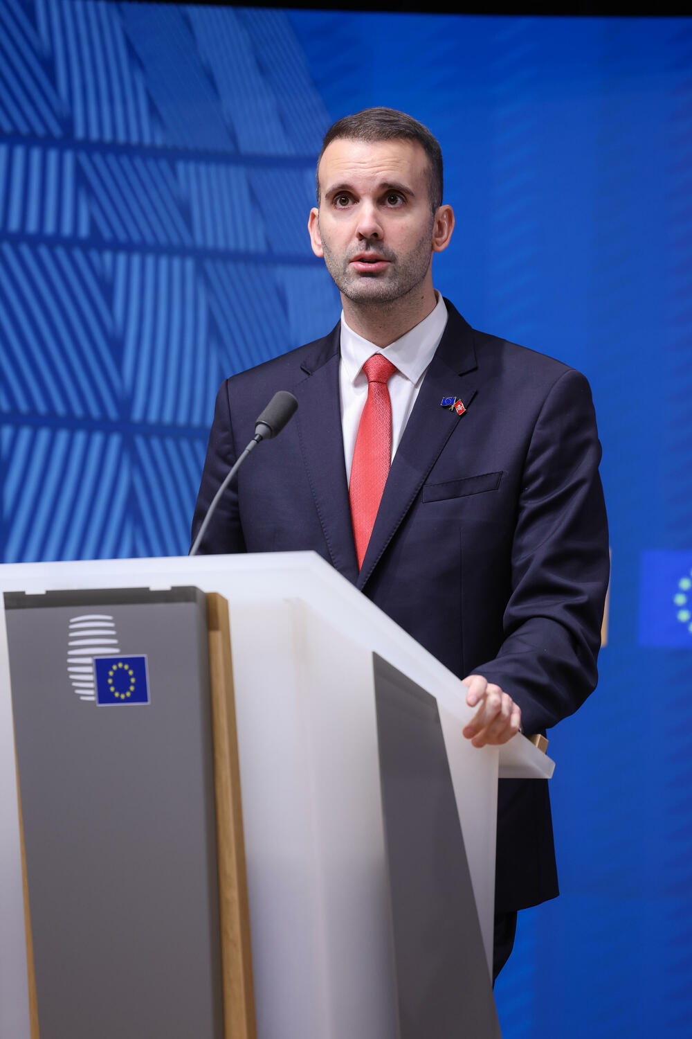 <p>Evropska komesarka za proširenje je, nakon Međuvladine konferencije između Crne Gore i EU, na kojoj je Crna Gora zatvorila još pet pregovaračkih poglavlja, kazala da Crna Gora jeste predvodnik u procesu EU integracija i kandidat sa najboljim rezultatima, što je dokazala i danas &ndash; sa ukupno 12 zatvorenih poglavlja</p>  <p>Premijer Milojko Spajić je kazao da je Crna Gora danas zatvorila više od trećine poglavlja, što je veliki uspjeh</p>