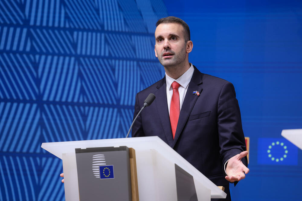 <p>Evropska komesarka za proširenje je, nakon Međuvladine konferencije između Crne Gore i EU, na kojoj je Crna Gora zatvorila još pet pregovaračkih poglavlja, kazala da Crna Gora jeste predvodnik u procesu EU integracija i kandidat sa najboljim rezultatima, što je dokazala i danas &ndash; sa ukupno 12 zatvorenih poglavlja</p>  <p>Premijer Milojko Spajić je kazao da je Crna Gora danas zatvorila više od trećine poglavlja, što je veliki uspjeh</p>