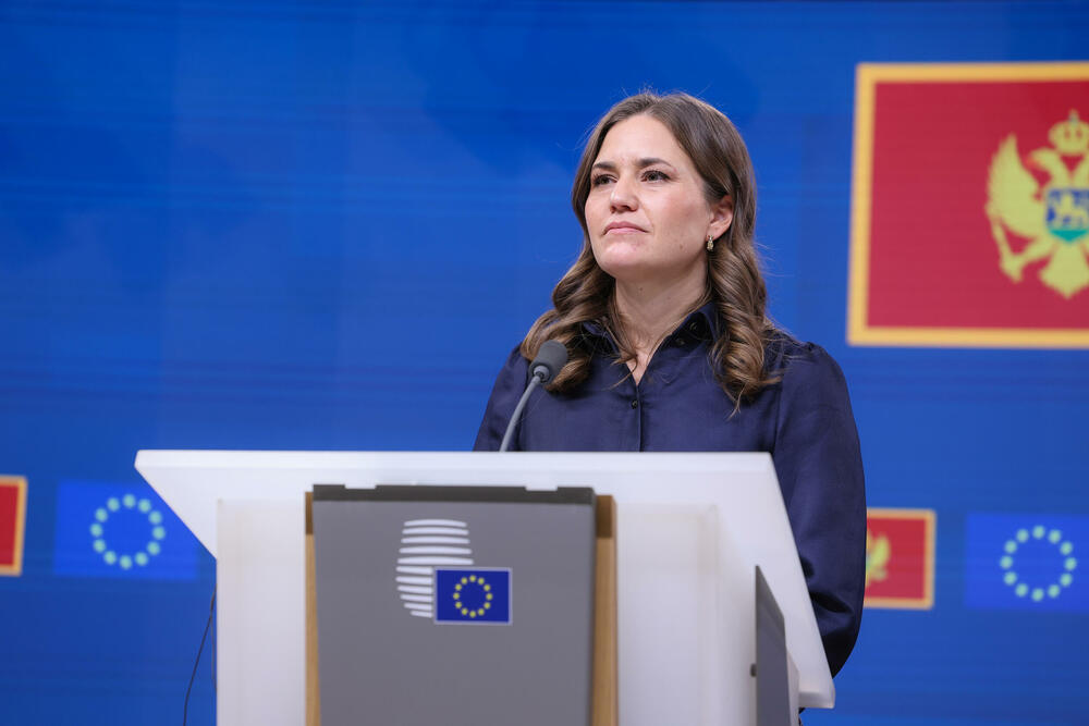 <p>Evropska komesarka za proširenje je, nakon Međuvladine konferencije između Crne Gore i EU, na kojoj je Crna Gora zatvorila još pet pregovaračkih poglavlja, kazala da Crna Gora jeste predvodnik u procesu EU integracija i kandidat sa najboljim rezultatima, što je dokazala i danas &ndash; sa ukupno 12 zatvorenih poglavlja</p>  <p>Premijer Milojko Spajić je kazao da je Crna Gora danas zatvorila više od trećine poglavlja, što je veliki uspjeh</p>