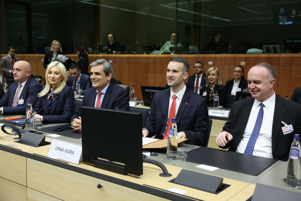 <p>Evropska komesarka za proširenje je, nakon Međuvladine konferencije između Crne Gore i EU, na kojoj je Crna Gora zatvorila još pet pregovaračkih poglavlja, kazala da Crna Gora jeste predvodnik u procesu EU integracija i kandidat sa najboljim rezultatima, što je dokazala i danas &ndash; sa ukupno 12 zatvorenih poglavlja</p>  <p>Premijer Milojko Spajić je kazao da je Crna Gora danas zatvorila više od trećine poglavlja, što je veliki uspjeh</p>