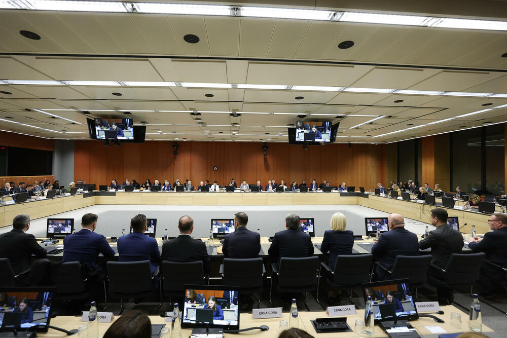 <p>Evropska komesarka za proširenje je, nakon Međuvladine konferencije između Crne Gore i EU, na kojoj je Crna Gora zatvorila još pet pregovaračkih poglavlja, kazala da Crna Gora jeste predvodnik u procesu EU integracija i kandidat sa najboljim rezultatima, što je dokazala i danas &ndash; sa ukupno 12 zatvorenih poglavlja</p>  <p>Premijer Milojko Spajić je kazao da je Crna Gora danas zatvorila više od trećine poglavlja, što je veliki uspjeh</p>