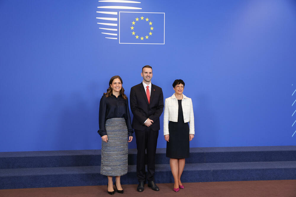 <p>Evropska komesarka za proširenje je, nakon Međuvladine konferencije između Crne Gore i EU, na kojoj je Crna Gora zatvorila još pet pregovaračkih poglavlja, kazala da Crna Gora jeste predvodnik u procesu EU integracija i kandidat sa najboljim rezultatima, što je dokazala i danas &ndash; sa ukupno 12 zatvorenih poglavlja</p>  <p>Premijer Milojko Spajić je kazao da je Crna Gora danas zatvorila više od trećine poglavlja, što je veliki uspjeh</p>