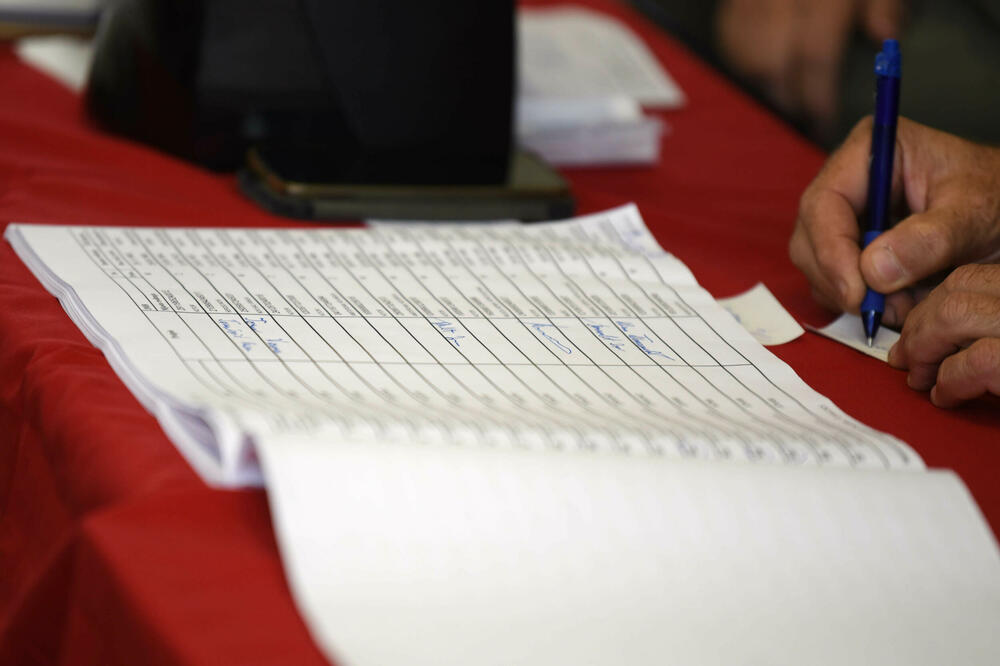 Tačnost biračkog spiska bila predmet brojnih preporuka OEBS-a/ODIHR-a: detalj s birališta (ilustracija), Foto: BORIS PEJOVIC