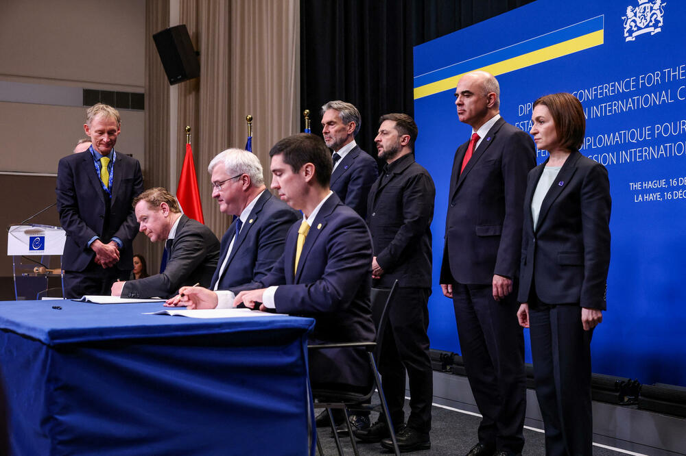 Sa potpisivanja povelje o uspostavljanju Međunarodne komisije za odštetu u Hagu, Foto: Rojters
