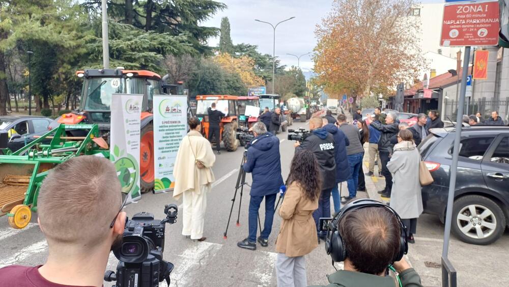 <p>Protest poljoprivrednika organizuju Poljoprivredni klaster, Unija stočara sjevera Crne Gore i Udruženje stočara Danilovgrad.</p>