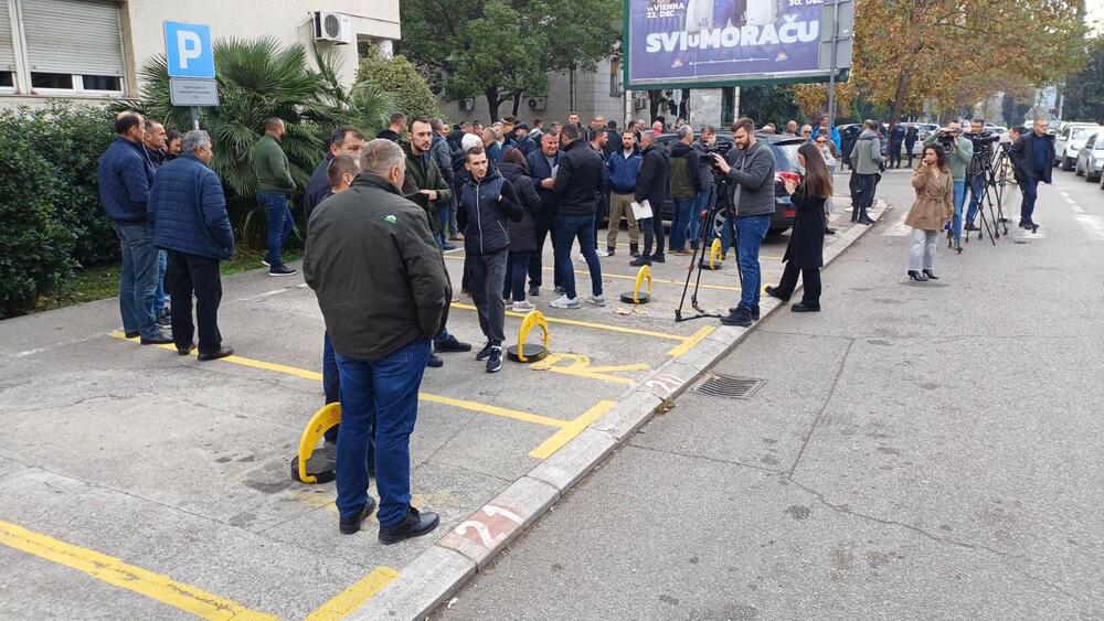 <p>Protest poljoprivrednika organizuju Poljoprivredni klaster, Unija stočara sjevera Crne Gore i Udruženje stočara Danilovgrad.</p>