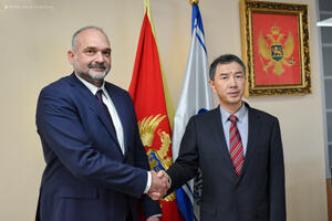 Kina će Kliničkom centru donirati električno vozilo