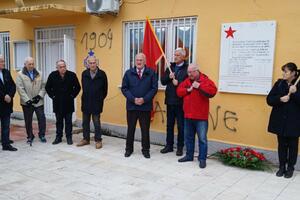 Položili cvijeće na spomen ploči palim zetskim rodoljubima 1943....