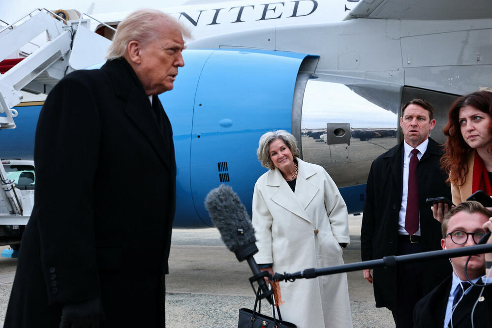 Vajls u pozadini dok Tramp daje intervju
