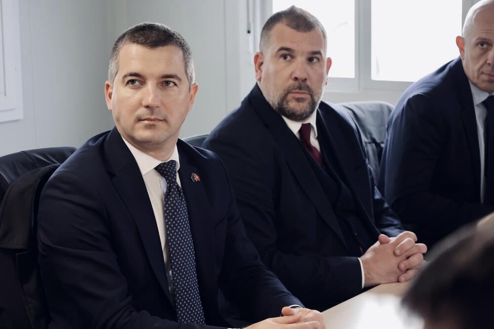 <p>Crnogorska delegacija posjetila brodogradilište u Francuskoj, u kojem se grade dva savremena patrolna broda za Mornaricu Vojske Crne Gore</p>