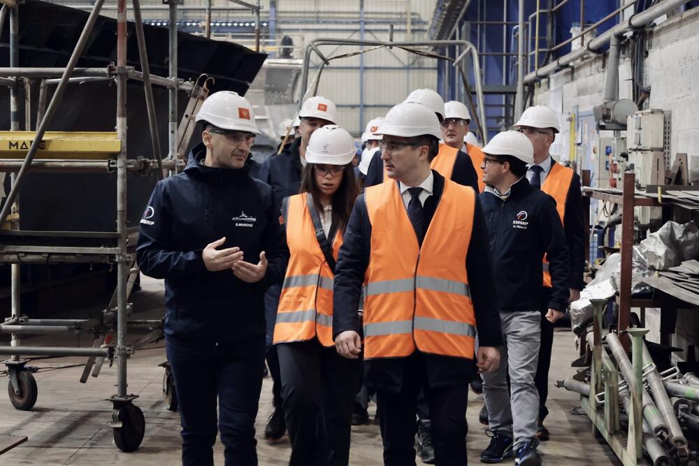 <p>Crnogorska delegacija posjetila brodogradilište u Francuskoj, u kojem se grade dva savremena patrolna broda za Mornaricu Vojske Crne Gore</p>