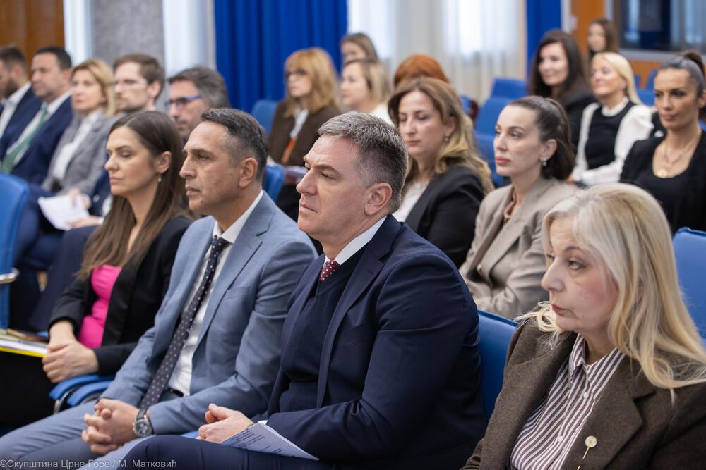 Ženski klub okrugli sto