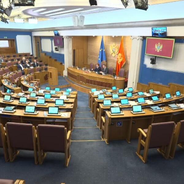 Popović sama u sali: Pozdravljam kolege, gdje god da su