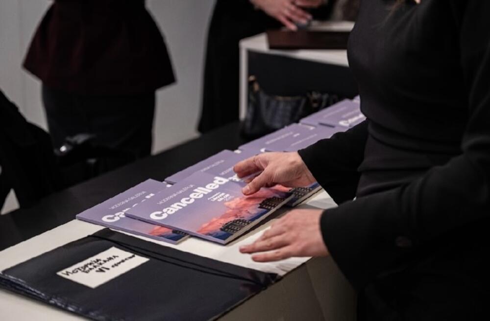 <p>Podgorički likovni salon 2025, otvoren u četvrtak, u Modernoj galeriji u okviru manifestacije DEUS. Nameće se pitanje da li je salon ispunio svoje umjetničke ciljeve</p>