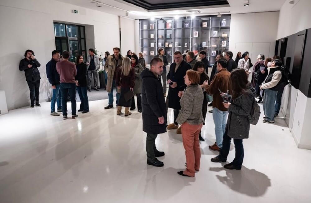 <p>Podgorički likovni salon 2025, otvoren u četvrtak, u Modernoj galeriji u okviru manifestacije DEUS. Nameće se pitanje da li je salon ispunio svoje umjetničke ciljeve</p>