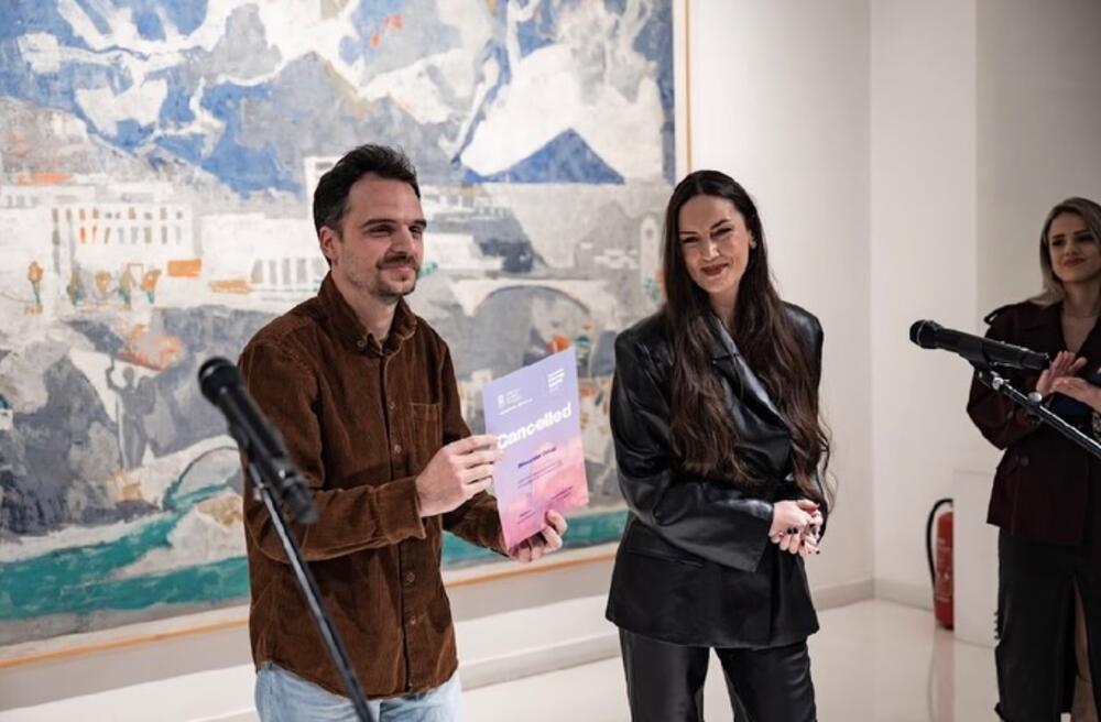 <p>Podgorički likovni salon 2025, otvoren u četvrtak, u Modernoj galeriji u okviru manifestacije DEUS. Nameće se pitanje da li je salon ispunio svoje umjetničke ciljeve</p>