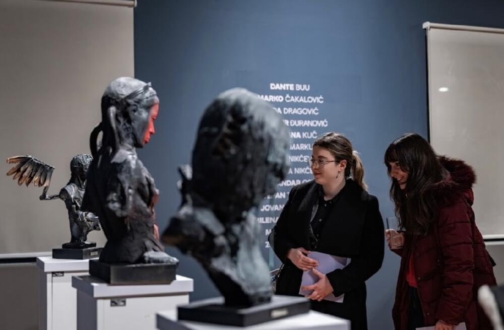 <p>Podgorički likovni salon 2025, otvoren u četvrtak, u Modernoj galeriji u okviru manifestacije DEUS. Nameće se pitanje da li je salon ispunio svoje umjetničke ciljeve</p>