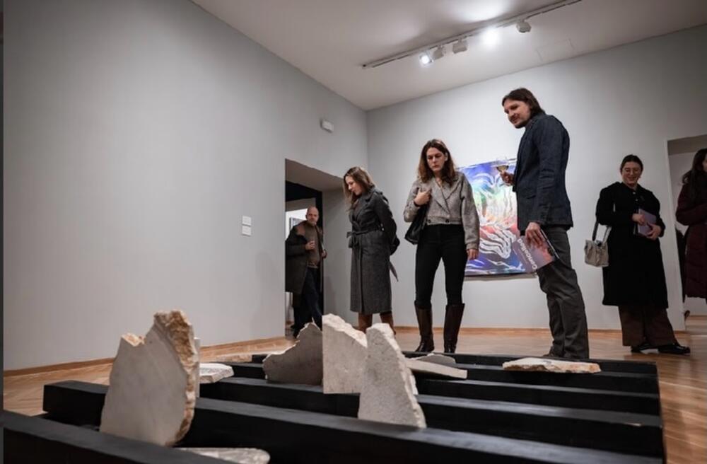 <p>Podgorički likovni salon 2025, otvoren u četvrtak, u Modernoj galeriji u okviru manifestacije DEUS. Nameće se pitanje da li je salon ispunio svoje umjetničke ciljeve</p>