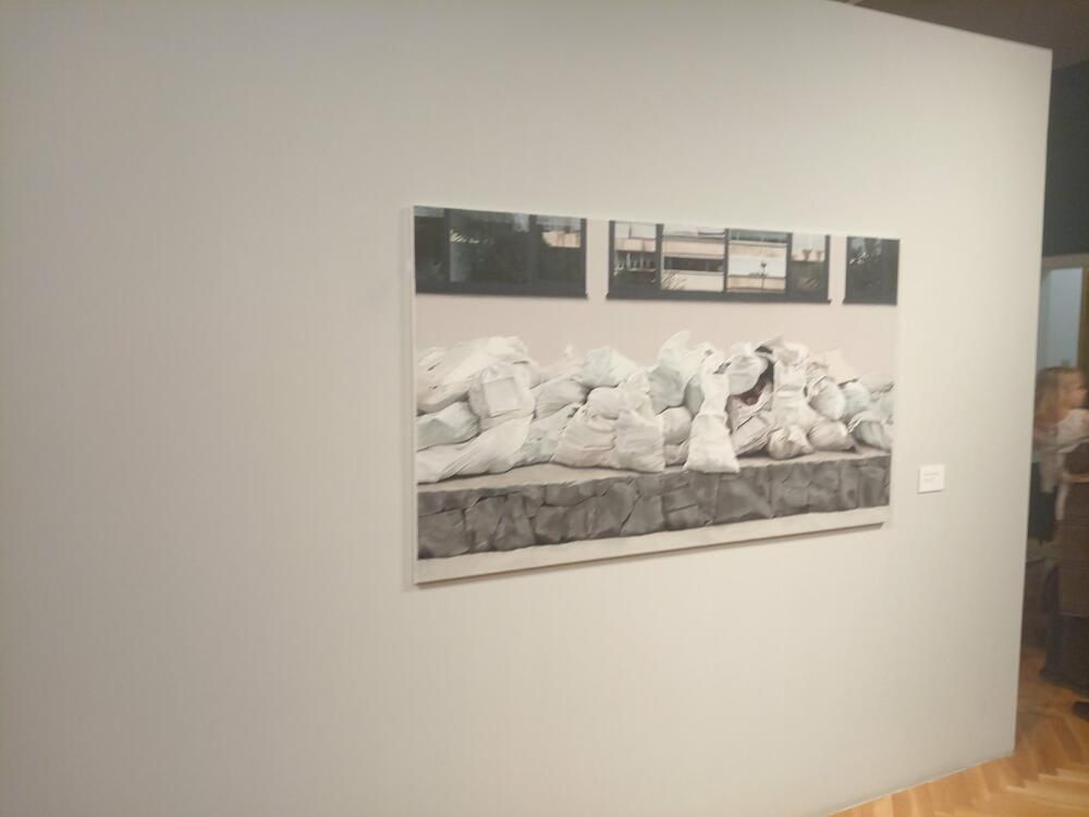 <p>Podgorički likovni salon 2025, otvoren u četvrtak, u Modernoj galeriji u okviru manifestacije DEUS. Nameće se pitanje da li je salon ispunio svoje umjetničke ciljeve</p>