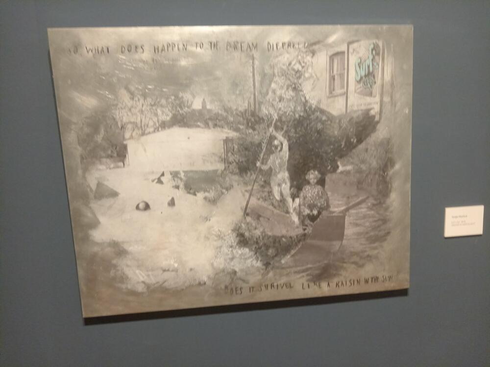 <p>Podgorički likovni salon 2025, otvoren u četvrtak, u Modernoj galeriji u okviru manifestacije DEUS. Nameće se pitanje da li je salon ispunio svoje umjetničke ciljeve</p>