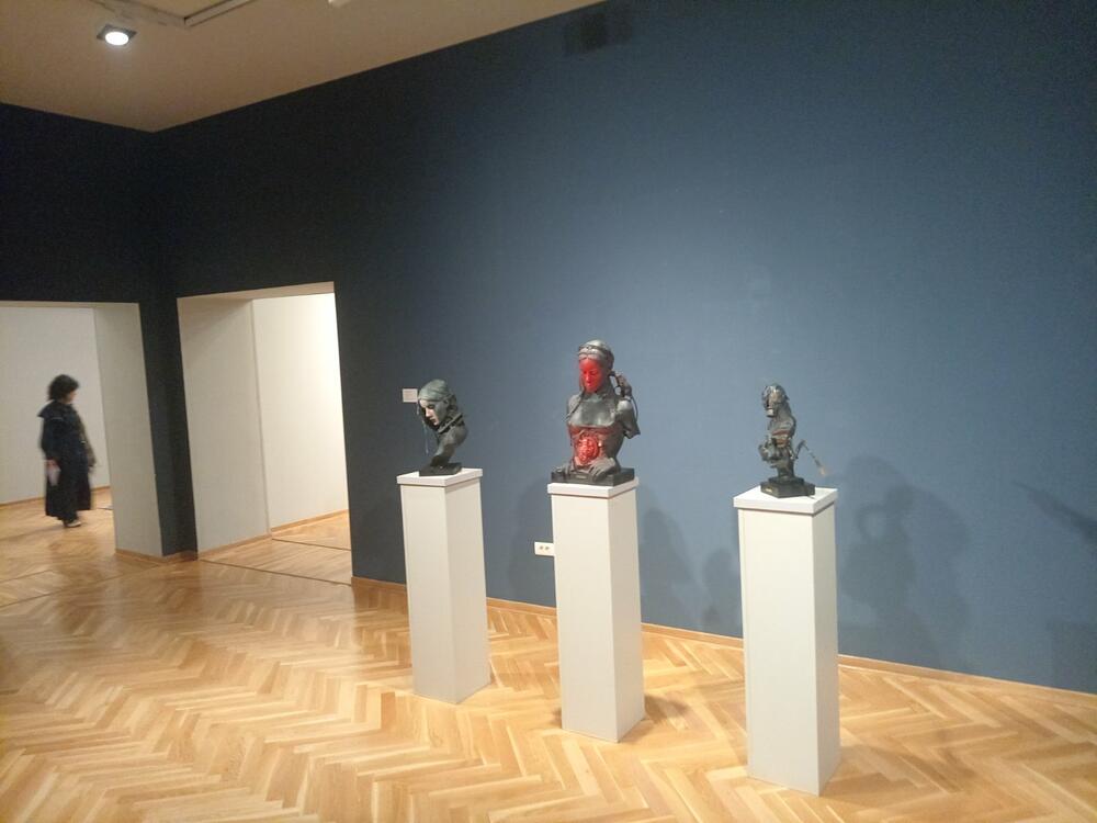 <p>Podgorički likovni salon 2025, otvoren u četvrtak, u Modernoj galeriji u okviru manifestacije DEUS. Nameće se pitanje da li je salon ispunio svoje umjetničke ciljeve</p>