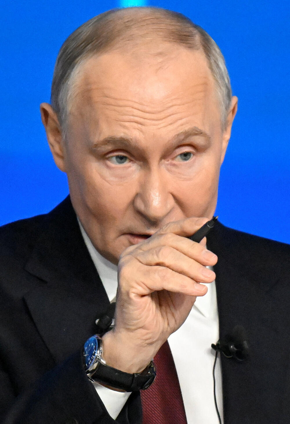 <p>Putin se obraćao na godišnjoj konferenciji za novinare i emisiji "Direktna linija", koja je trajala gotovo četiri i po sata. Iako je Ukrajina bila dominantna tema, događaj su obilježili i bizarni momenti, kao i povremeni oštri komentari običnih Rusa čije su SMS poruke bile prikazivane na velikom ekranu u sali</p>  <p>"Nije direktna linija nego cirkus", glasila je jedna poruka. Drugi su se žalili na prekide interneta, prljavu vodu iz česme i troškove života</p>