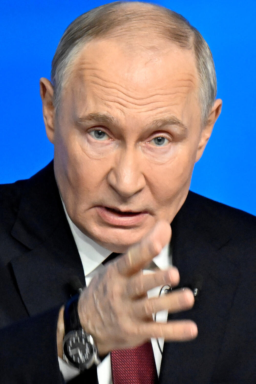 <p>Putin se obraćao na godišnjoj konferenciji za novinare i emisiji "Direktna linija", koja je trajala gotovo četiri i po sata. Iako je Ukrajina bila dominantna tema, događaj su obilježili i bizarni momenti, kao i povremeni oštri komentari običnih Rusa čije su SMS poruke bile prikazivane na velikom ekranu u sali</p>  <p>"Nije direktna linija nego cirkus", glasila je jedna poruka. Drugi su se žalili na prekide interneta, prljavu vodu iz česme i troškove života</p>