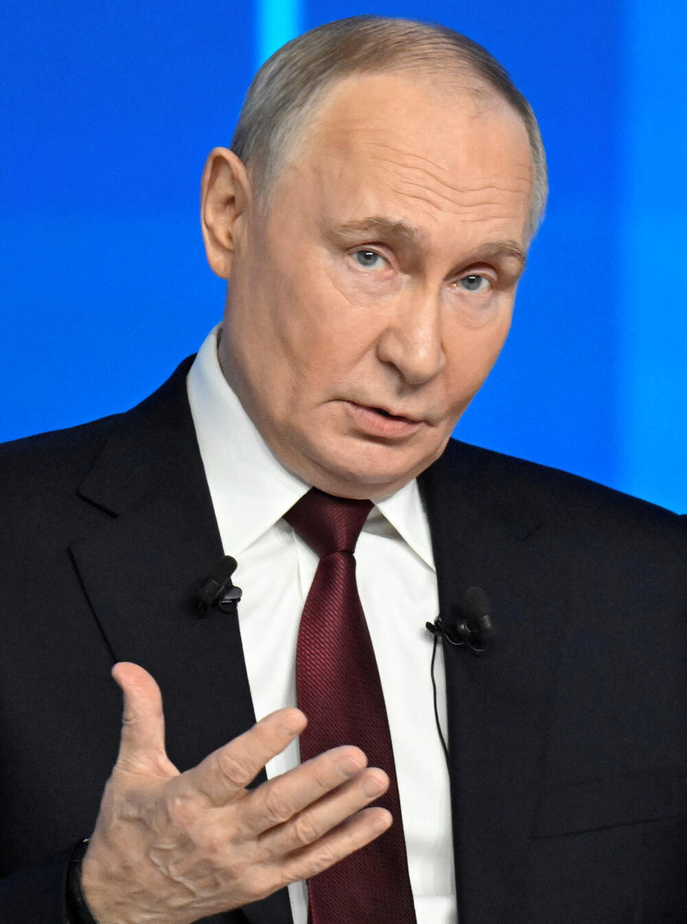 <p>Putin se obraćao na godišnjoj konferenciji za novinare i emisiji "Direktna linija", koja je trajala gotovo četiri i po sata. Iako je Ukrajina bila dominantna tema, događaj su obilježili i bizarni momenti, kao i povremeni oštri komentari običnih Rusa čije su SMS poruke bile prikazivane na velikom ekranu u sali</p>  <p>"Nije direktna linija nego cirkus", glasila je jedna poruka. Drugi su se žalili na prekide interneta, prljavu vodu iz česme i troškove života</p>